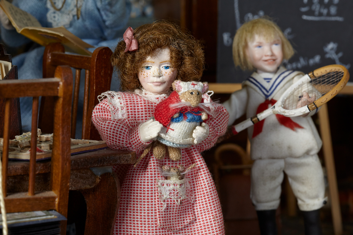 0048 Beagle girl w nurse mouse